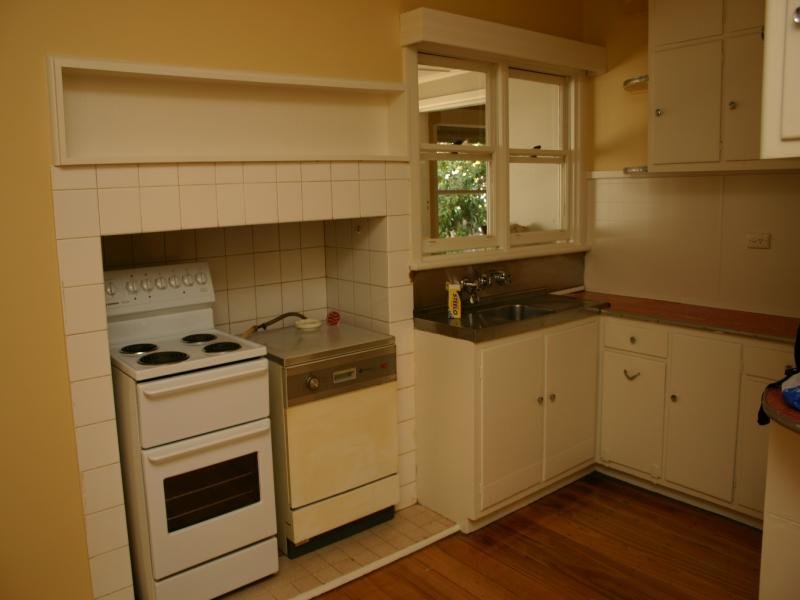 Central 3 bedroom Home Picture 3