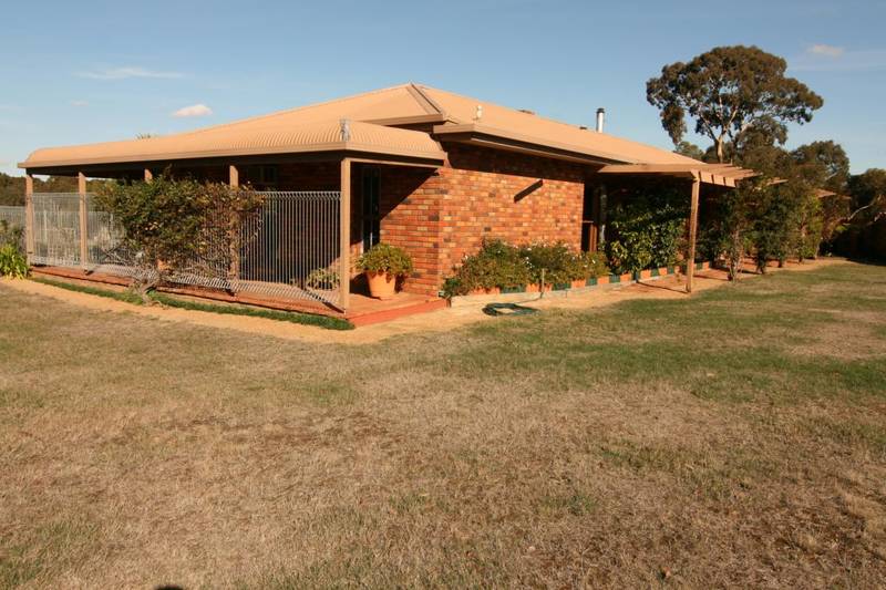 Magnificent Family Home- Secluded location Picture 1