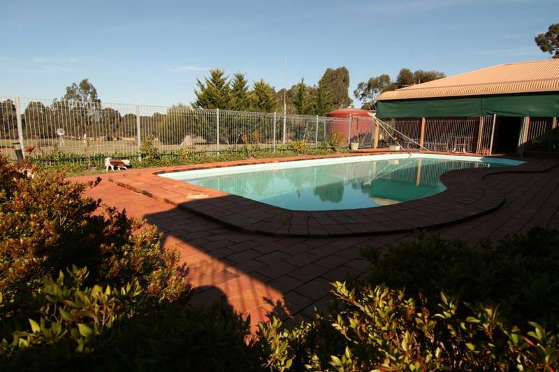 Magnificent Family Home- Secluded location Picture 2