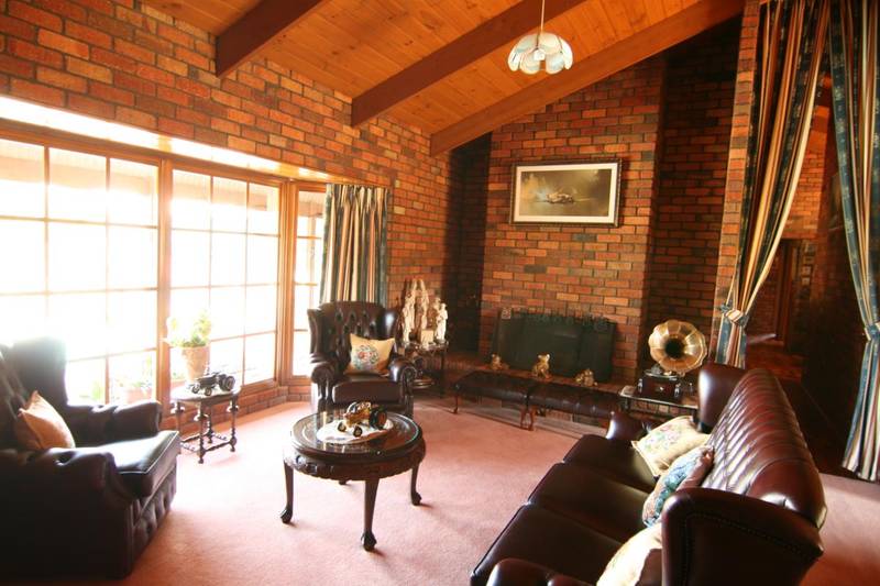 Magnificent Family Home- Secluded location Picture 3