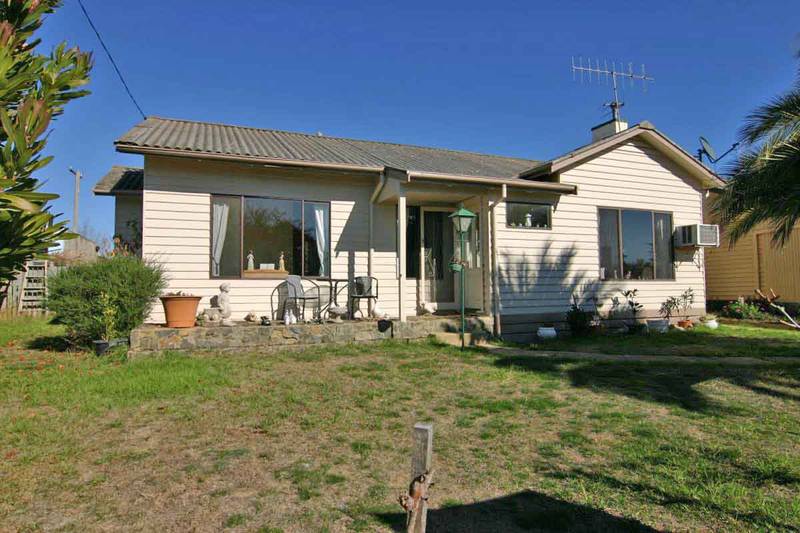 Modern 3 Bedroom Home in Quiet Area Picture 1