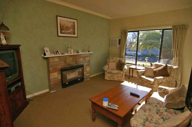 Modern 3 Bedroom Home in Quiet Area Picture 2