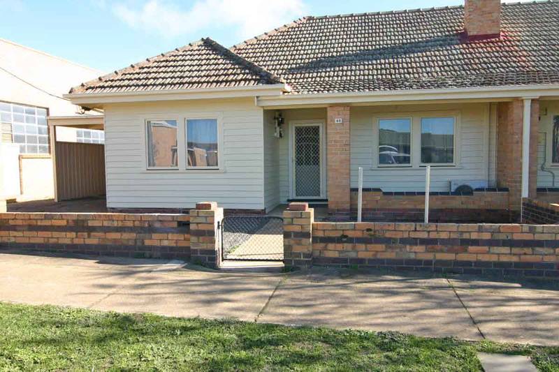 Modern Townhouse with the Train Station at your door step Picture 1