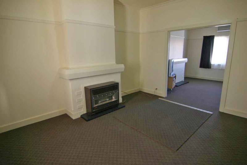 Modern Townhouse with the Train Station at your door step Picture 3