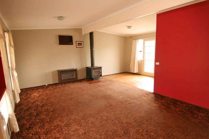 3 BR HOME ON 1/2 ACRE ON THE EDGE OF TOWN Picture 3