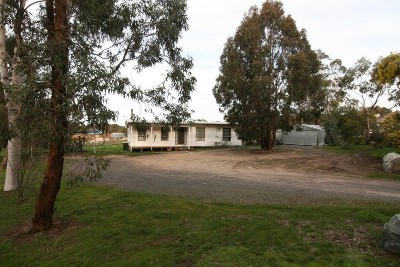 3 BR HOME ON 1/2 ACRE ON THE EDGE OF TOWN Picture