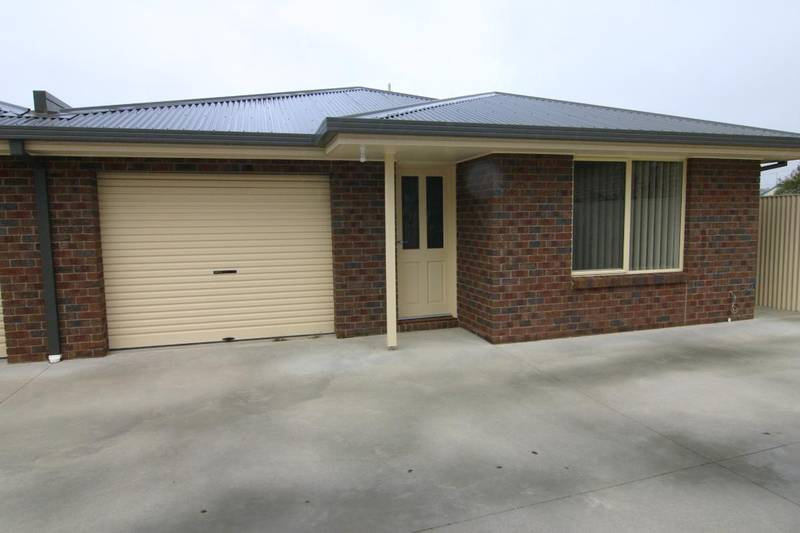 Central 2BR + Office Townhouse Picture 1