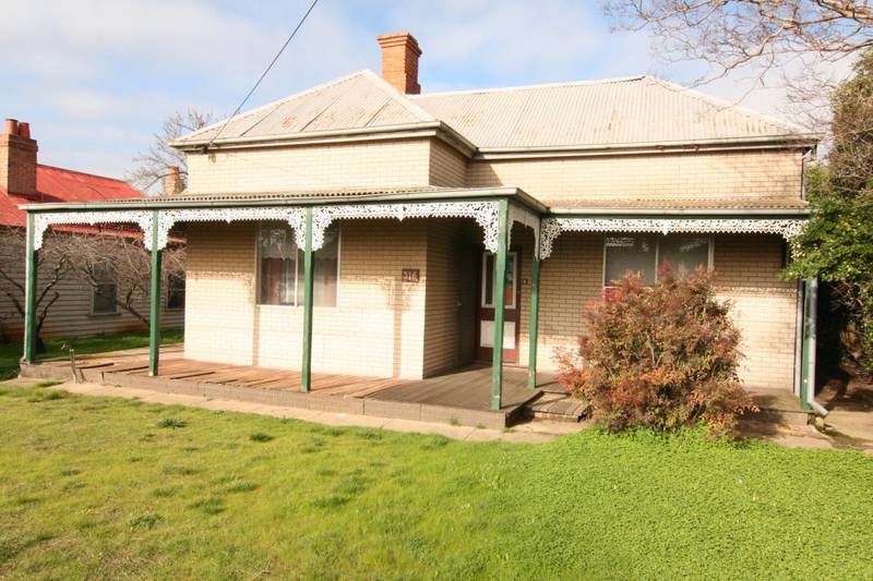 Great Central Location - Need some Love & Attention Picture 1