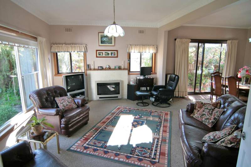 West End - Light, Bright & Roomy Picture 2