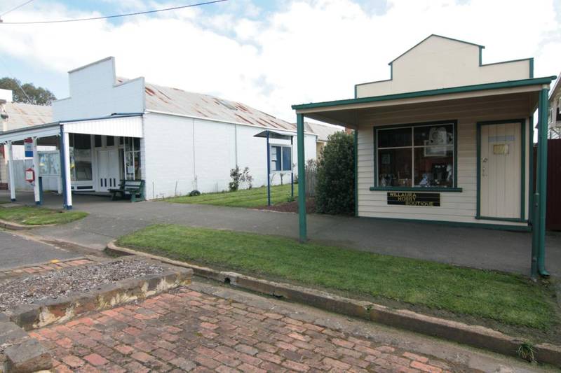 Freehold - 2 Shops & Residence Picture 1