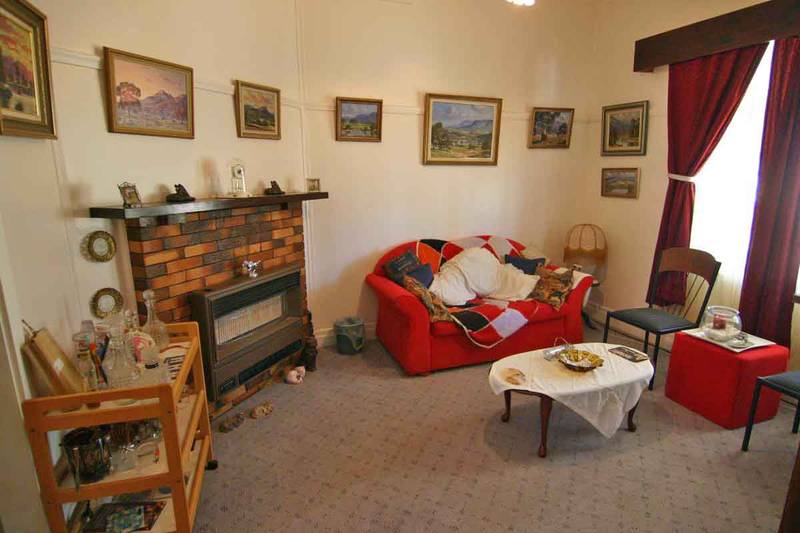 3 Bedroom home close to CBD and schools Picture 3