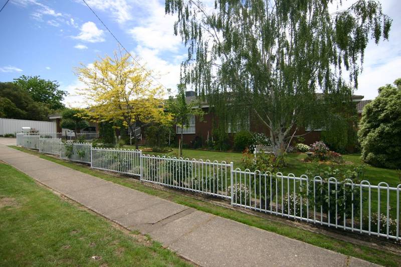 Immaculate home nestled in lovely gardens Picture 1