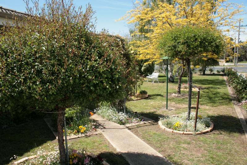 Immaculate home nestled in lovely gardens Picture 2