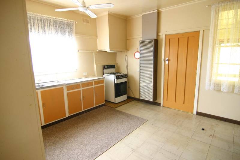 3BR FAMILY HOME- FIRST HOME OR INVESTOR Picture 3