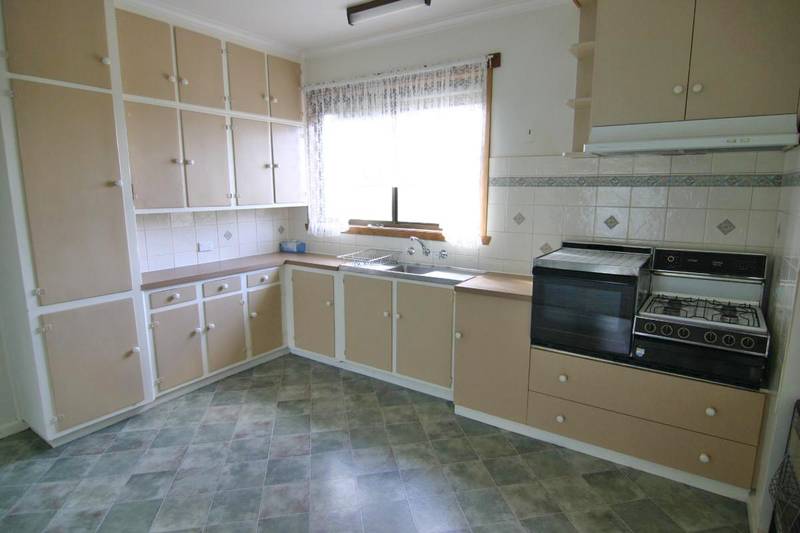 3 Bedroom home on good size block. Picture 3