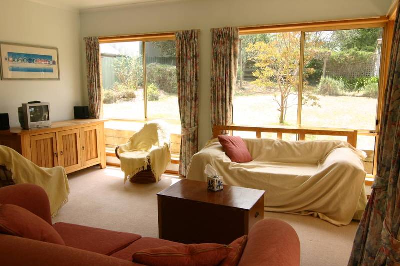 2 SPACIOUS FAMILY LIVING ZONES Picture 3