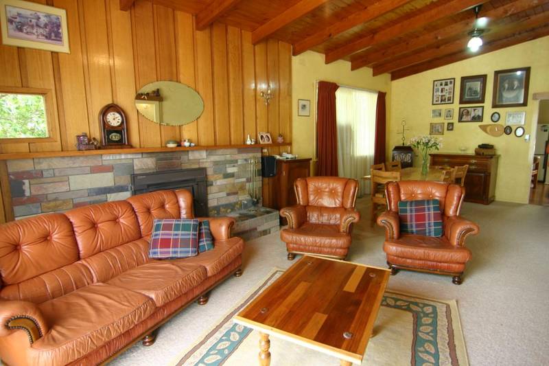 2 SPACIOUS FAMILY LIVING ZONES Picture 2