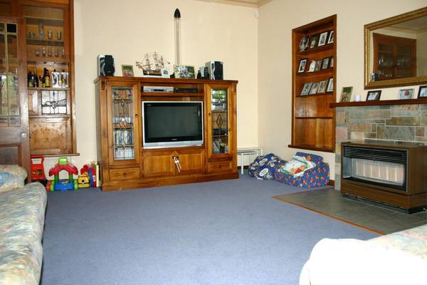 Large Family Home - 5 Bedrooms Picture 2