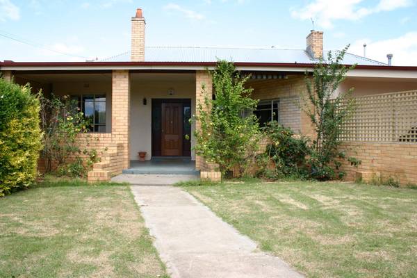 Large Family Home - 5 Bedrooms Picture 1