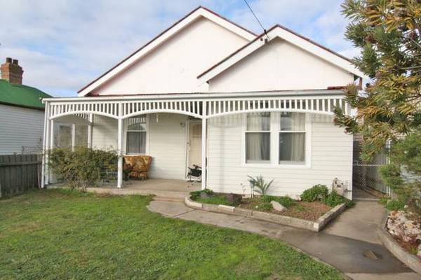 RENOVATED PERIOD HOME-CENTRALLY LOCATED Picture 1