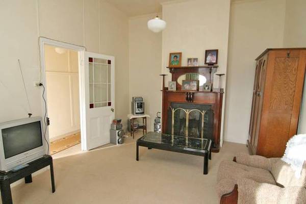 RENOVATED PERIOD HOME-CENTRALLY LOCATED Picture 2