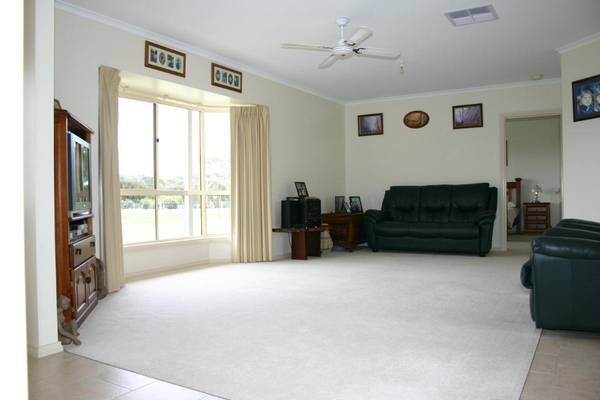 Rural Aspect - On Towns Edge Picture 3