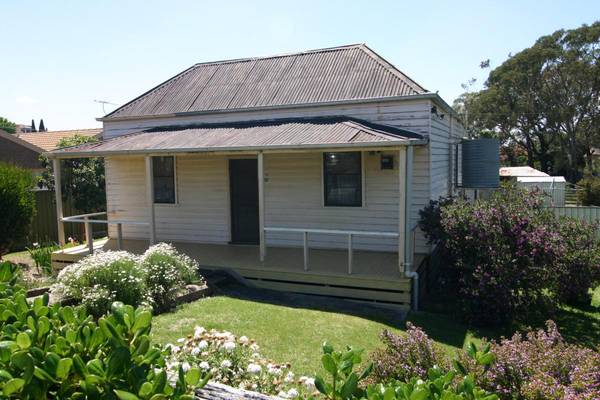 Stones throw from Main Street Picture 1