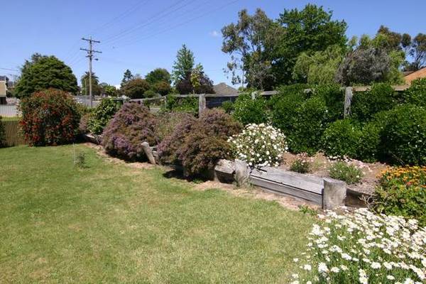 Stones throw from Main Street Picture 2