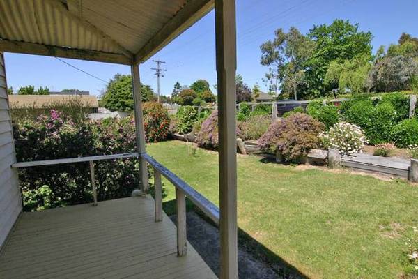 Stones throw from Main Street Picture 3