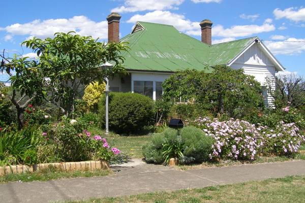 House set in beautiful garden Picture 1