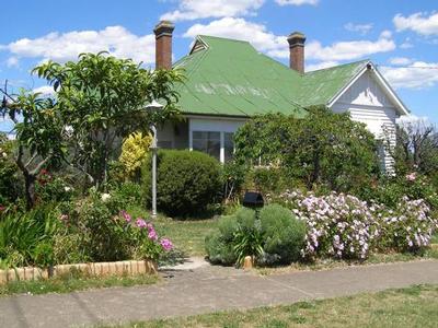 House set in beautiful garden Picture House set in beautiful garden Picture