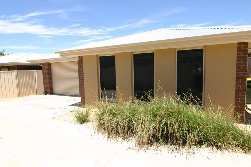 Comtempory Unit - Close to shops Picture 2