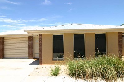 Comtempory Unit - Close to shops Picture