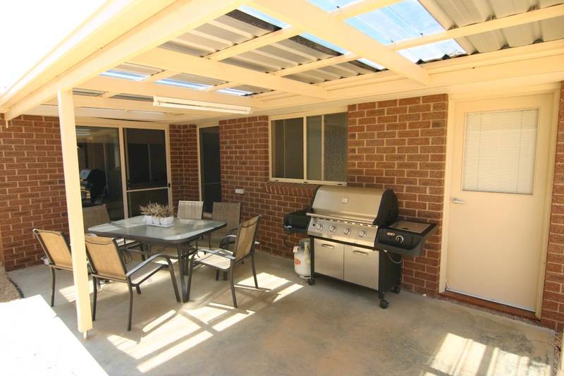 Comtempory Unit - Close to shops Picture 3