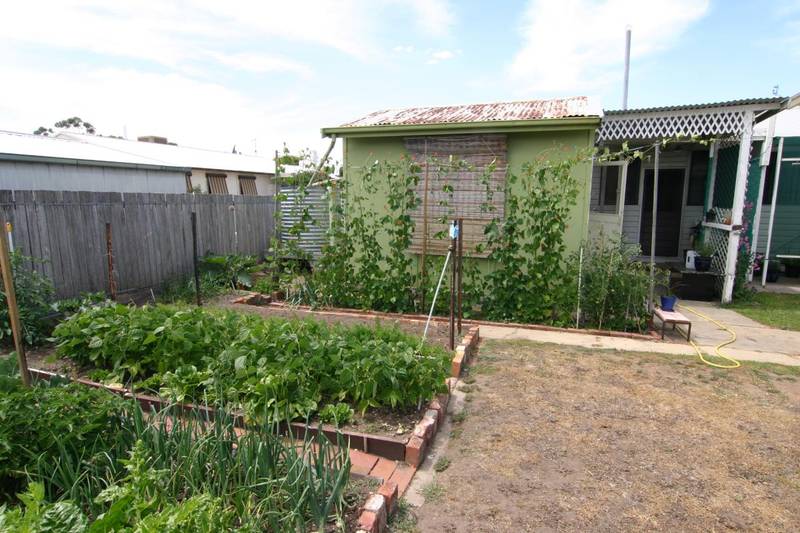LOW MAINTENANCE CLAD - 3 BEDROOMS + BUNGALOW Picture 3