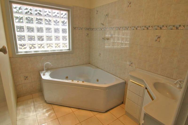 WELL PRESENTED & LOW MAINTENANCE Picture 2