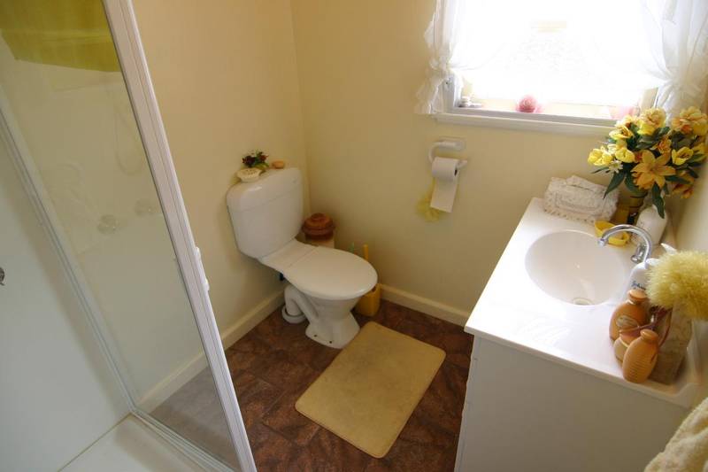 WELL CARED FOR HOME- INVEST OR OCCUPY Picture 3