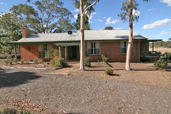 4BR BRICK BEAUTY WITH MOUNTAIN VIEWS Picture 2