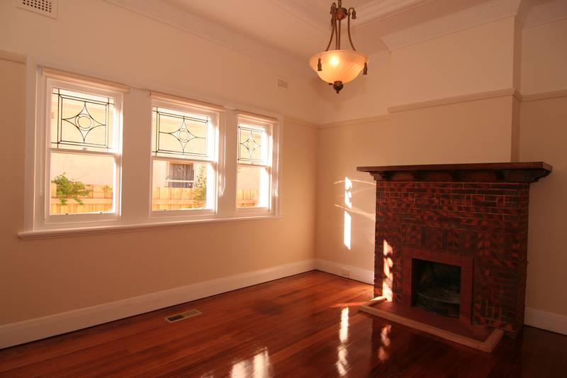 LARGE, COMPLETELY
RENOVATED HOME IN CENTRAL LOCATION Picture 3