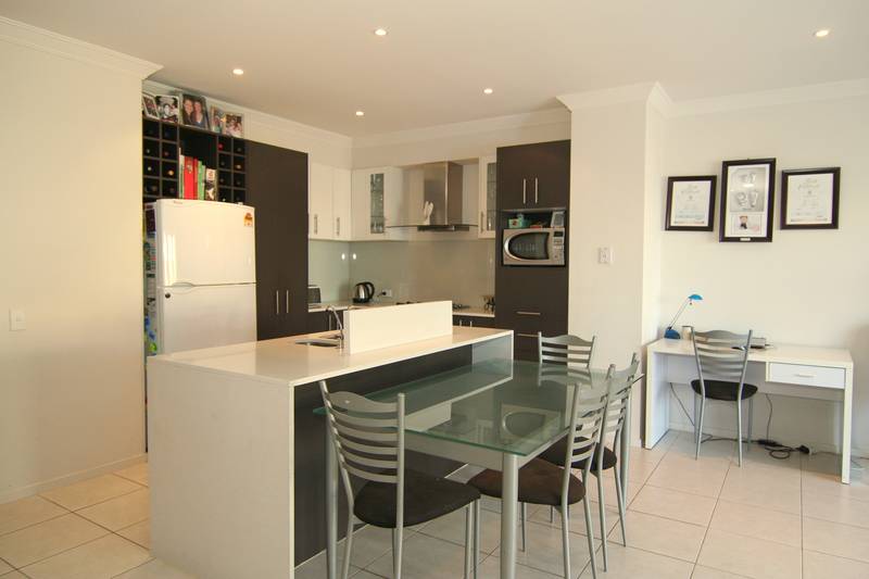 NEAR NEW 3 BEDROOM TERRACE Picture