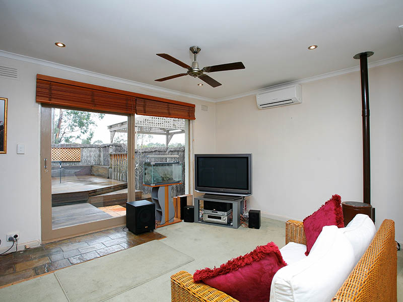 UNDER OFFER/ UNDER CONTRACT Picture 3