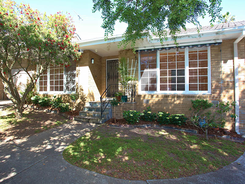 SOLD PRIOR TO AUCTION Highly Desirable Villa Picture 1