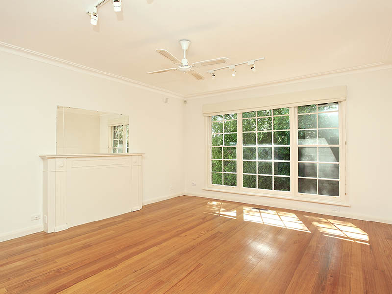 SOLD PRIOR TO AUCTION Highly Desirable Villa Picture 2