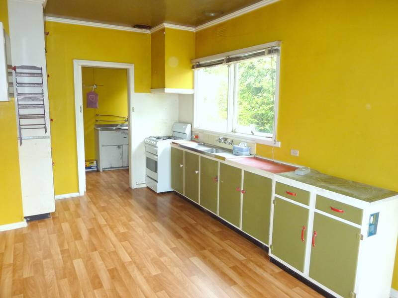 3 BEDROOMS WITH LARGE BUNGALOW Picture 3