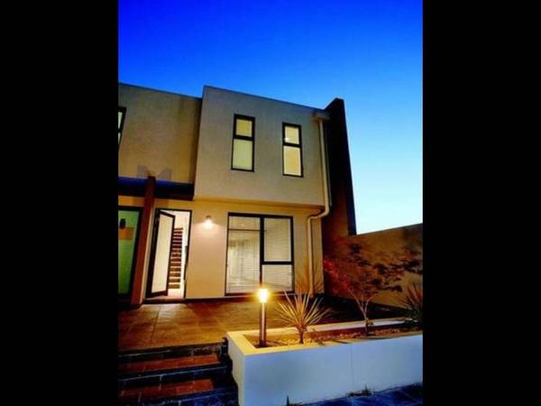 Modern Town House!! Great Location!! Picture 2