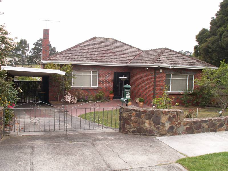 IDEAL FAMILY HOME OVERLOOKING PARKLAND Picture 1