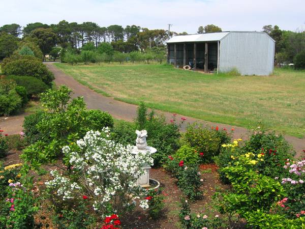 Family home on 30 acres Picture 1
