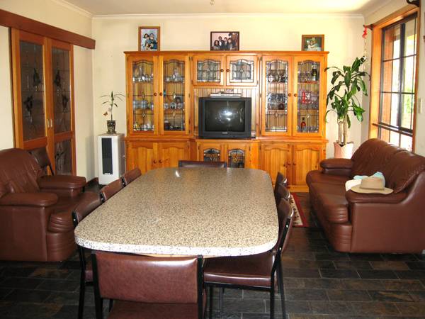 Family home on 30 acres Picture 3