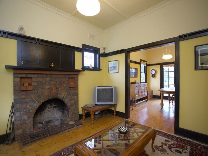 RARE PERIOD HOME ON A MASSIVE 1523SQM BLOCK Picture 2