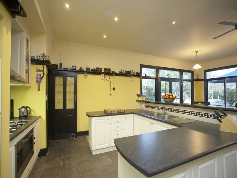 RARE PERIOD HOME ON A MASSIVE 1523SQM BLOCK Picture 3